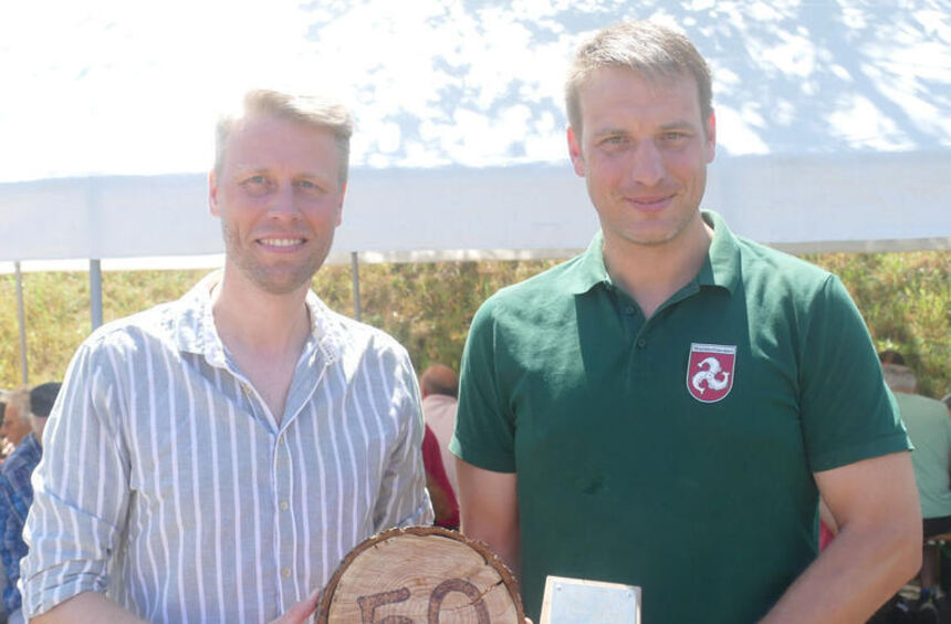 Mayor presents stele for Waldenhausen's anniversary tree