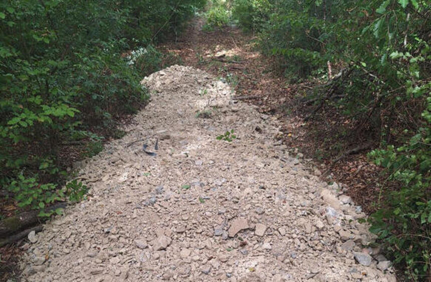 Bad Mergentheim: Fünf Tonnen Bauschutt im Wald bei Wachbach „entsorgt“