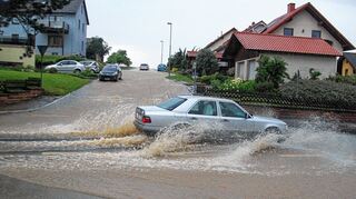 <p>Auch in Vockenrot hatten die Einwohner und Autofahrer mit dem Wasser zu kämpfen.</p>