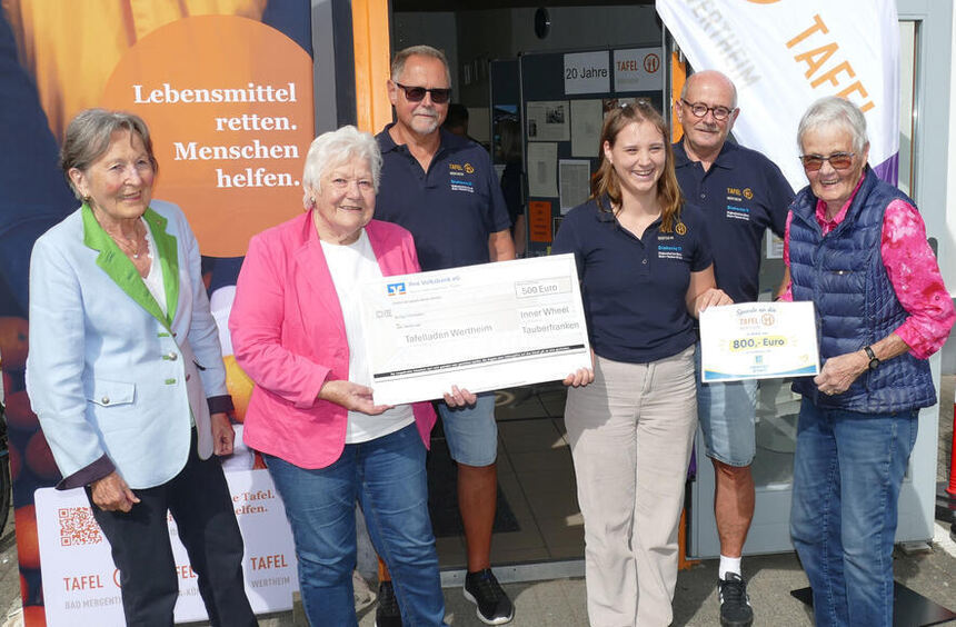 Donations presented to the Wertheim food bank