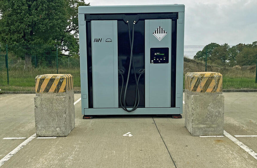 Ladeinfrastruktur für E-Lkw: Batteriespeicher am Logistikstandort