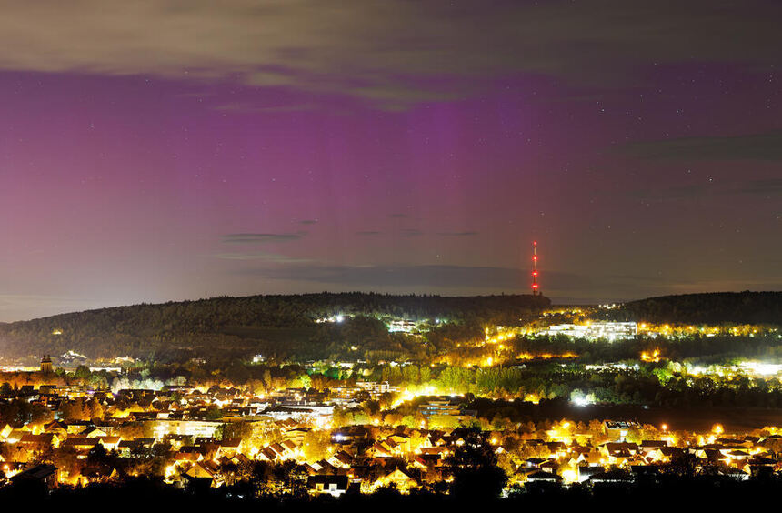 Bad Mergentheim: Northern Lights over the rooftops of the spa town