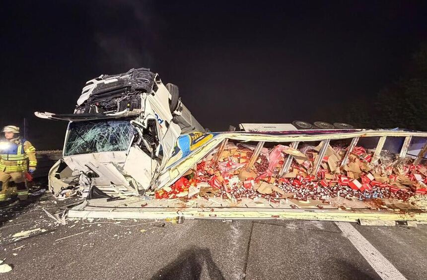 Sattelzug umgestürzt: Autobahn voll gesperrt