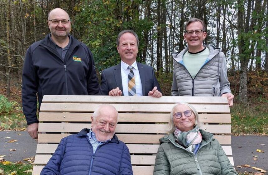 Assamstadt: Große Freude über elf neue Liege- und Sitzbänke