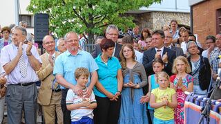 <p>Beifall für den neuen Bürgermeister von Höpfingen: Das Bild zeigt das künftige Gemeindeoberhaupt mit Familie und Ehrengästen. Rechts im Hintergrund Bürgermeister Ehrenfried Scheuermann mit Frau, dessen Amtszeit im August endet.</p>
