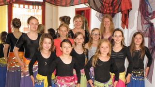 <p>Gruppenbild mit Ausbilderinnen: Die Sumaikas zusammen mit Jeanette Kellert (hinten Mitte) und Angela Kopanitsak (hinten rechts).</p>