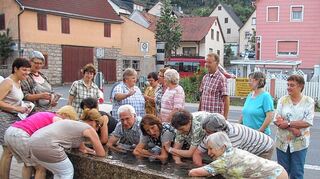 <p>Zweiter Brunnen im Ort: für Arm- und Fußbäder gibt es diesen Brunnentrog zusätzlich in der Ortsmitte von Stuppach, den die Bürger sozusagen im Vorübergehen nutzen können.</p>