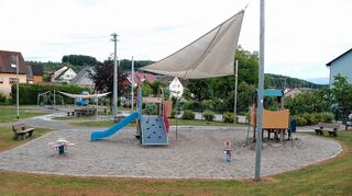 <p>Am Spielplatz an der Neunstetter Straße wird auf dem Parkplatz ein Bauklo, das auch ein Waschbecken beinhaltet, aufgestellt.</p>
