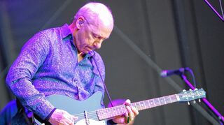 <p>Versunken in seinem Spiel: Mark Knopfler beweist beim Auftritt am Freitag im Bad Mergentheimer Schlosshof seine Extraklasse an der Gitarre.</p>