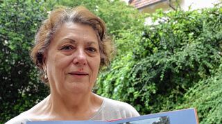 <p>Eine Reise, die sie mitgenommen hat: Prigmore mit Bildern von ihrem ersten Besuch in der KZ-Gedenkstätte Auschwitz im Juli vergangenen Jahres.</p>
