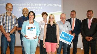 <p>Pädagogische Arbeit gewürdigt: Das Lehrerkollegium der Dorothea von Rieneck-Schule (Werkrealschule) in Grünsfeld, wurde für seine außergewöhnliche pädagogische Arbeit bei der Berufsvorbereitung ihrer Schüler mit dem BoriS Berufwahl-Siegel ausgezeichnet. Die Urkunde nahm Schulleiterin Mirjam Wülk (Dritte von links) entgegen, das Siegel hält Berthold Freund (Dritter von rechts) in den Händen. Zur Feierstunde kam auch Bürgermeister Joachim Markert in das Haus der Wirtschaft der IHK nach Heilbronn.</p>