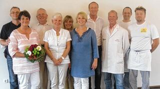 <p>Strahlen um die Wette: Die beteiligte Belegschaft der Bäckerei Weber, Inhaber Peter Weber (Vierter von rechts) und Auditor Heino Scharfscheer (Dritter von rechts) nach erfolgreicher ISO 9001-Zertifizierung.</p>