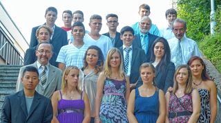 <p>Die letzte neunte Klasse der ehemaligen Hauptschule Kreuzwertheim wurde am Freitag verabschiedet. Das Bild zeigt die erfolgreichen Absolventen zusammen mit den Verantwortlichen.</p>