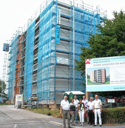 <p>Die Sanierungsmaßnahmen am Gebäude "Schönbornstraße 41" schreiten gut voran. Davon überzeugten sich am Dienstag Bürgermeister Markus Günther sowie weitere am Bau beteiligte Personen.</p>