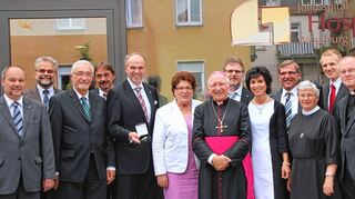 <p>Die Schüsselübergabe bei der Einweihung des ersten stationären Hospizes.</p>