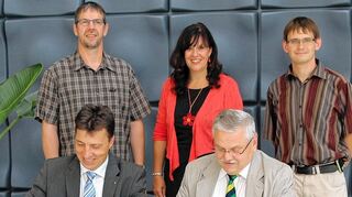 <p>Der Abteilungsleiter der Sparkasse, Martin Graser (sitzend, von links), und der Schulleiter des EBG, Oberstudiendirektor Meinolf Stendebach, unterzeichneten den Kooperationsvertrag.</p>