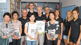<p>Empfang der chinesischen Delegation und der Schülerzeitungs-Redaktion durch Schulleiter Erich Deeg an der Kaufmännischen Schule Tauberbischofsheim.</p>