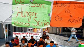 <p>Seit Montag sind 18 Flüchtlinge aus dem Main-Tauber-Kreis in Stuttgart im Hungerstreik, um ihre Forderungen nach besseren Lebensbedingungen, Arbeitsmöglichkeiten, freier Wohnungswahl und Spracherwerb zu untermauern.</p>