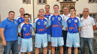 <p>Der TV Hardheim und seine "Neuen": Abteilungsleiter Manfred Dörr (links) freut sich über (von links) Rückkehrer Steffen Gärtner, Daniel Knobloch, Sandro Leuthold, Robin Steinbach, Daniel Gotthardt und Florian Biener. Trainer Bernd Becker (Dritter von rechts) und Co-Trainer Jürgen Weimann (rechts) bringen die Mannschaft gerade in Schuss für die Badenliga-Saison.</p>