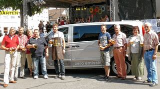 <p>Auf dem jüngsten Igersheimer Gassenfest wurde der neue e-Bürgerbus öffentlich präsentiert und gemeinsam auf das Projekt angestoßen.</p>