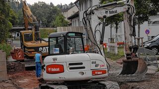<p>Die Bauarbeiten in der Dekan-Blatz-Straße laufen auf Hochtouren. Künftig stehen neue Rad- und Fußwege sowie neue Parkplätze zur Verfügung. Am Friedhof wurde eine neue Bushaltebucht eingerichtet. Der Durchlass an der Hainsterbach wurde verlängert.</p>