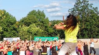 <p>In Aktion: Natascha Beer beim Open-air-Zumba in Tauberbischofsheim.</p>
