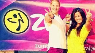 <p>Mit Spaß dabei: Die beiden Zumba-Instruktorinnen Katharina Wenzel (links) und Natascha Beer.</p>