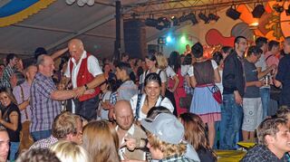 <p>Ausgelassen feiern im Festzelt geht beim diesjährigen Schützenmarkt (von zwei Ausnahmen abgesehen) nur noch bis Mitternacht. Dann greift die Freizeitlärm-Verordnung und es ist "Schluss mit lustig". Das Bild entstand im vergangenen Jahr.</p>
