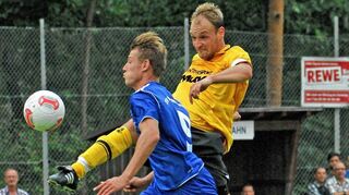 <p>Albert Grenz vom TSV Kreuzwertheim (hier im Duell mit Sascha Silberzahn vom SV Königshofen) führt mit fünf Treffern die Landesliga-Torjägerliste an.</p>