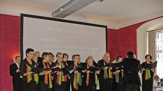 <p>Christoph Weißer (links, Bild oben) überrichte Carlheinz Gräter den "Sprachbewahrerpreis 2013". Die Regionalgruppe 97 im Verein Deutsche Sprache lobt Gräters feinsinnige Formulierungskunst. Perfekte gestaltete musikalische Umrahmung: Gesangverein Sängerkranz Harmonie e.V. 1858 Bad Mergentheim (links unten) unter der Leitung von Claudiu Muresan. Gelungene Veranstaltung Publikum im Roten Saal des Deutschordensschlosses (rechts unten).</p>