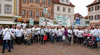 <p>"Windwahn - Nein danke": 125 Menschen demonstrierten gegen die geplanten Windräder bei Althausen und Apfelbach.</p>