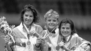 <p>22. September 1988: Es war der Tag des größten Triumphes für den FC Tauberbischofsheim: Bei den Olympischen Spielen in Seoul holten Anja Fichtel (Mitte) Gold, Sabine Bau (links) Silber und Zita Funkenhauser Bronze.</p>