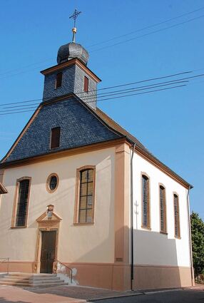 <p>In neuem Glanz erstrahlt die Kath. Kirche St. Burkhard in Uiffingen die am Erntedanksonntag 6. Oktober ihr 200-jähriges Jubiläum feiert.</p>