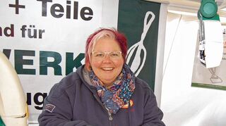 <p>Als ganz normal empfindet Christel Kilburg ihren Haushalt, wenngleich dieser aus einem sieben Meter langen Wohnmobil und aus der Familienwohnung in Saarbrücken besteht. Momentan ist sie mit ihrem fahrbaren Geschäft auf der Wertheimer Michaelis-Messe vertreten. Da ihr Stand auch zur Mittagszeit geöffnet ist, schält sie die Kartoffeln fürs Mittagessen einfach vor Ort.</p>