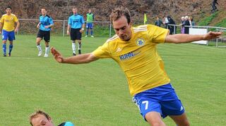 <p>In dieser Szene kam Sascha Silberzahn vom SV Königshofen gerade noch rechtzeitig und klärte gegen "Chris" Kaiser. Am Ende unterlagen die Messestädter aber im Top-Spiel der Landesliga mit 1:2.</p>