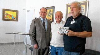 <p>Ausstellung in der FabrikGalerie Lauda eröffnet (von links): Dr. Gunther Wobser, Norbert Gleich und Leo Stang.</p>
