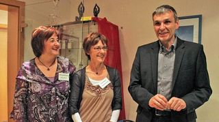 <p>Eine neuartige sowie womöglich einzigartige Ergänzung bietet seit wenigen Wochen die Praxis von Gabriele Winklmaier (links) und Sabine Bauer (im Bild mit Edelfingens Ortsvorsteher Detlef Heidloff) in der Weinhalde in Edelfingen. Dort gehen Naturheilkunde und Heilenergie eine besondere Kombination ein.</p>