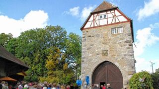 <p>Zahlreiche Gäste hatten sich zum Doppeljubiläum am Lichteler Landturm bei Creglingen eingefunden.</p>