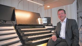 <p>Domorganist Professor Stefan Schmidt am neuen Spieltisch der Würzburger Domorgel auf der Empore im Querhaus der Kathedrale.</p>