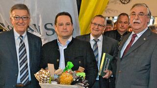 <p>Präsent überreicht: Unser Bild zeigt (von links) Manfred Setzer, Chef des BdS Rot am See, Verbraucherschutzminister Alexander Bonde, Bürgermeister Siegfried Gröner sowie Günther Hieber, Präsident des BdS-Landesverbandes.</p>