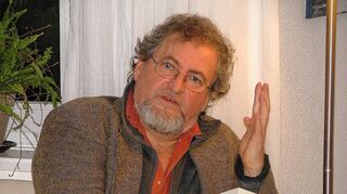 <p>Carl Gibson, in Bad Mergentheim lebender Philosoph, Historiker und Germanist, legt sich mit der Bundesverdienstkreuzträgerin Herta Müller an: "Sie hat bei mir abgeschrieben", wirft er der Literaturnobelpreisträgerin vor.</p>