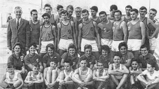 <p>Die Mannschaften der TSV-Basketballabteilung aus dem Jahr 1964 mit Abteilungsleiter Karl Reinhardt (links)</p>