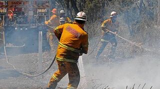 <p>Noch immer kämpfen Feuerwehrleute in Australien gegen die fast übermächtigen Buschbrände an.</p>