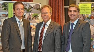 <p>Benjamin Schneider (links) und Torsten Hauck (rechts) gemeinsam mit Landrat Reinhard Frank nach ihrer Wahl durch den Kreistag.</p>