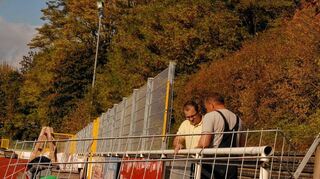 <p>Der Zaun "vorne" wurde gestern im Elzstadion fertiggestellt, doch der Zaun "hinten," als Abgrenzung zum Bahndamm, der fehlt noch. Deshalb kann das Regionalliga-Spiel zwischen Neckarelz und Offenbach nicht in diesem Stadion stattfinden.</p>