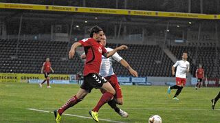 <p>Gute Erinnerung: Die Spvgg. Neckarelz (weiße Trikots) gewann am 27. September schon einmal in der "comtech Arena" (Bild). Das soll heute erneut klappen.</p>
