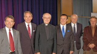 <p>Festakt zum "Geburtstag" des Matthias-Grünewald-Gymnasiums gestern in der Stadthalle. Unser Bild zeigt (von links) den ehemaligen Schulleiter Hermann Müller, Bürgermeister Wolfgang Vockel, Erzbischof Dr. Robert Zollitsch, MdL Dr. Wolfgang Reinhart, Schulleiter Josef Münster sowie Prof. Dr. Ekkehard Geidel von der Julius-Maximilians-Universität Würzburg.</p>