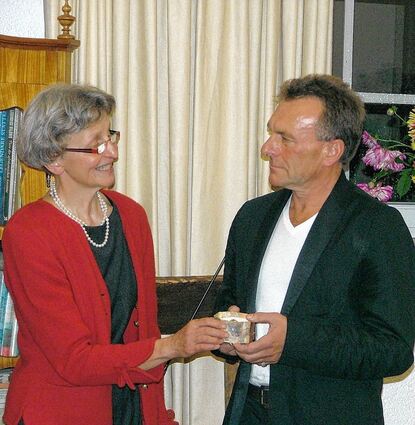 <p>Übergabe: Mit Manfred Kern wählte Heide Ruopp einen Ringträger aus, der wie Gottlob Haag Lyriker und Erzähler ist und wie der Wildentierbacher in Mundart und Hochdeutsch auf den Punkt kommt.</p>