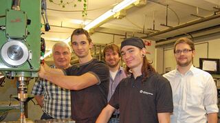 <p>Stolz auf das von ihren Auszubildenden Erreichte ist man bei der Firma König & Meyer: Das Bild zeigt (von links) Ausbilder Jürgen Kraft, Mathias Romag, Erster Landes- und Zweiter Kammersieger bei den Feinwerkmechanikern, den stellvertretenden Personal-leiter und Ausbilder Sebastian Sturm, Aike Jann Zügner, Zweiter Kammersieger bei den Feinwerkmechanikern, und den Kreisbesten unter den Industriekaufleuten, Daniel Goll.</p>