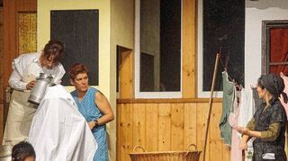 <p>"Aldi Liebe roschtet net": Orobenszene aus dem Lustspiel, das die Theatergruppe "Kubaner Szene" demnächst aufführt.</p>
